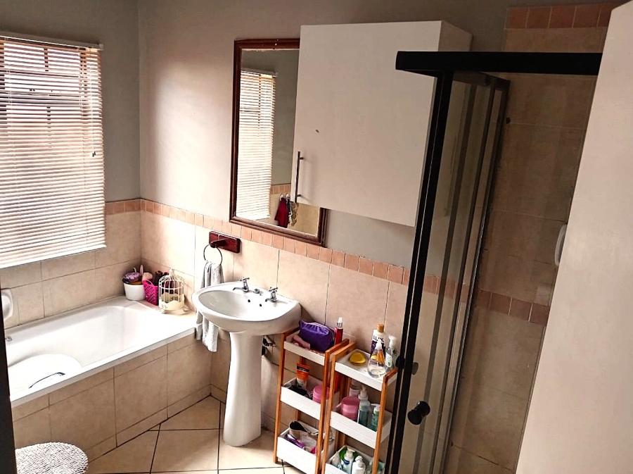 3 Bedroom Property for Sale in Monavoni Gauteng