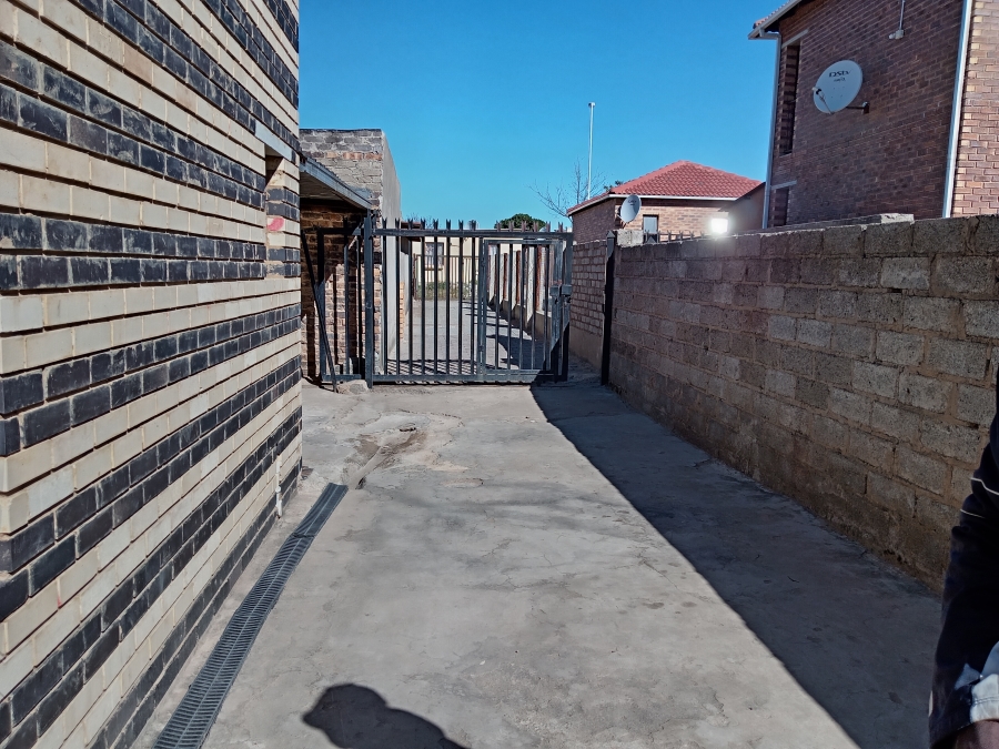 To Let 1 Bedroom Property for Rent in Olievenhoutbosch Gauteng