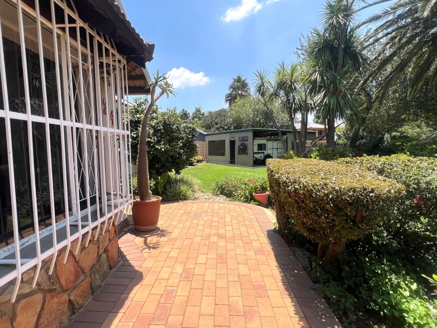 5 Bedroom Property for Sale in Alberante Gauteng