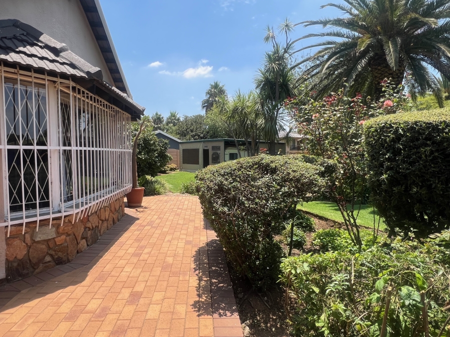 5 Bedroom Property for Sale in Alberante Gauteng