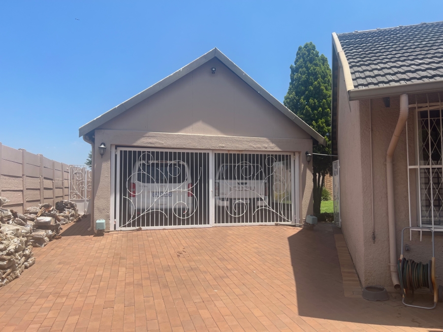 5 Bedroom Property for Sale in Alberante Gauteng