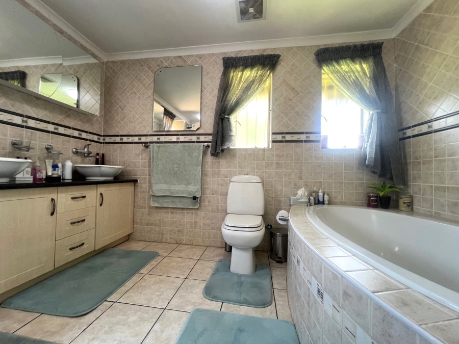 5 Bedroom Property for Sale in Alberante Gauteng