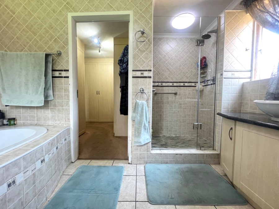 5 Bedroom Property for Sale in Alberante Gauteng