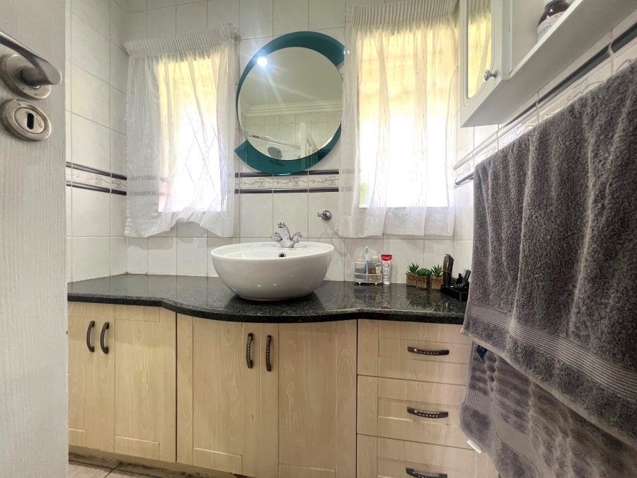 5 Bedroom Property for Sale in Alberante Gauteng
