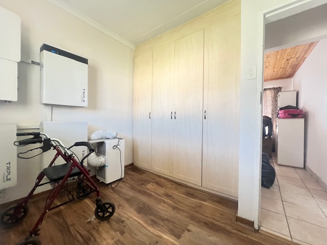 5 Bedroom Property for Sale in Alberante Gauteng