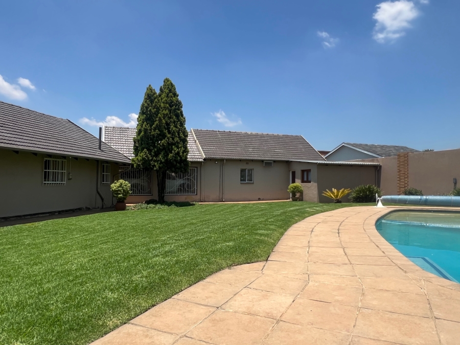 5 Bedroom Property for Sale in Alberante Gauteng