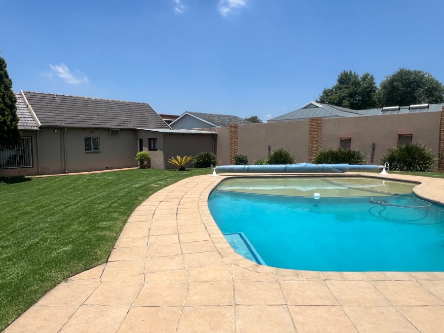 5 Bedroom Property for Sale in Alberante Gauteng