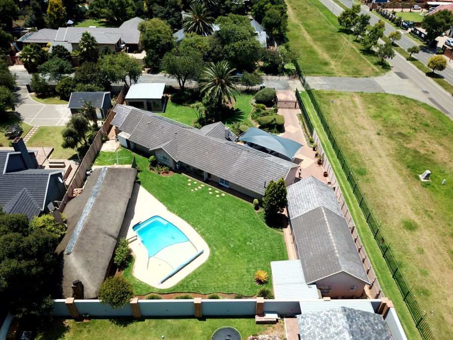 5 Bedroom Property for Sale in Alberante Gauteng