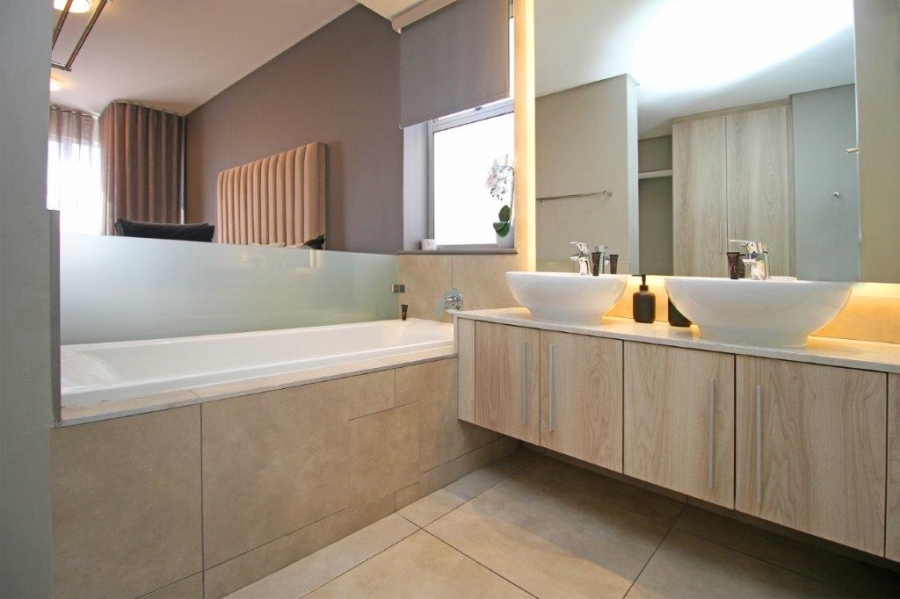 To Let 3 Bedroom Property for Rent in Rosebank Gauteng