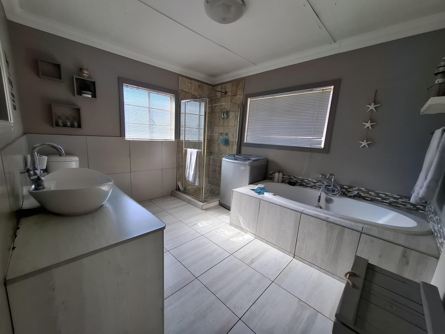 3 Bedroom Property for Sale in East Geduld Gauteng