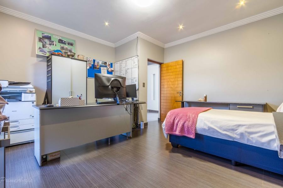 5 Bedroom Property for Sale in Silver Lakes Gauteng