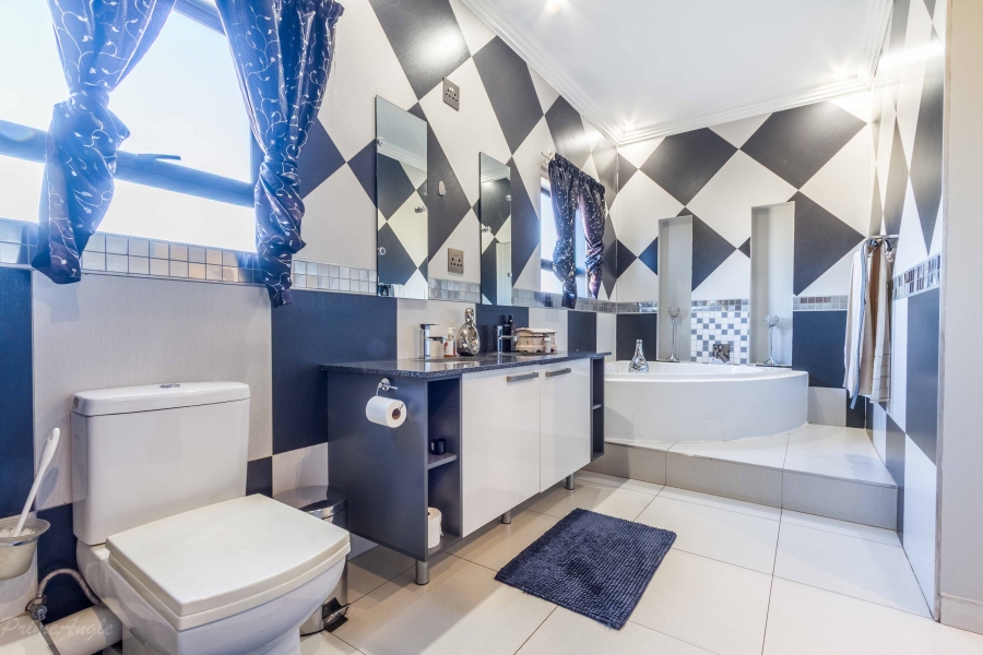 5 Bedroom Property for Sale in Silver Lakes Gauteng
