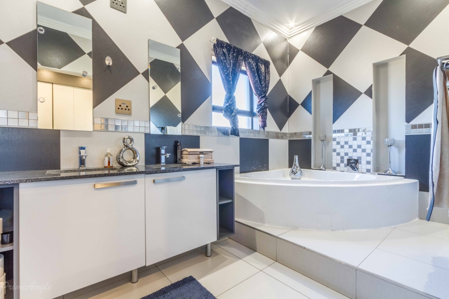 5 Bedroom Property for Sale in Silver Lakes Gauteng