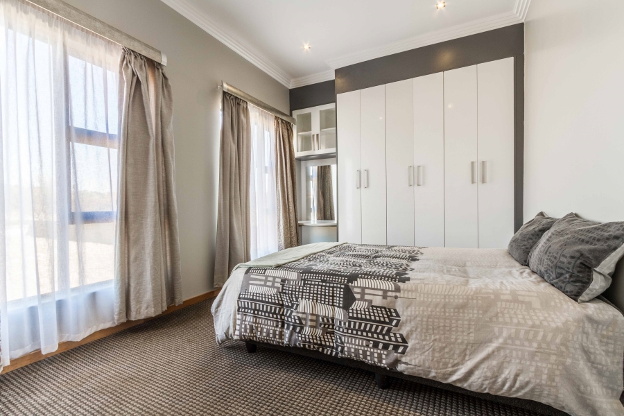 5 Bedroom Property for Sale in Silver Lakes Gauteng
