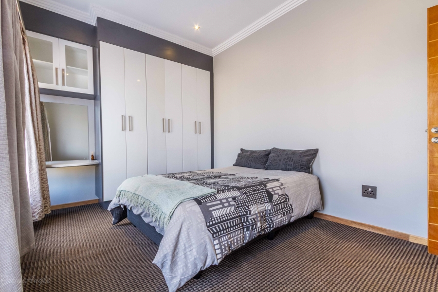5 Bedroom Property for Sale in Silver Lakes Gauteng
