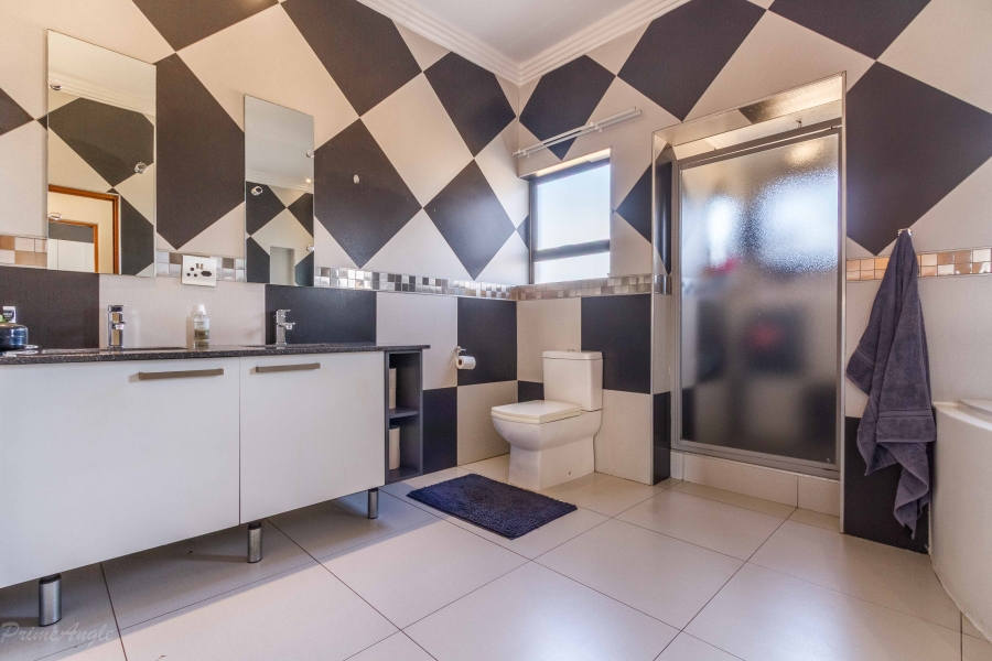5 Bedroom Property for Sale in Silver Lakes Gauteng