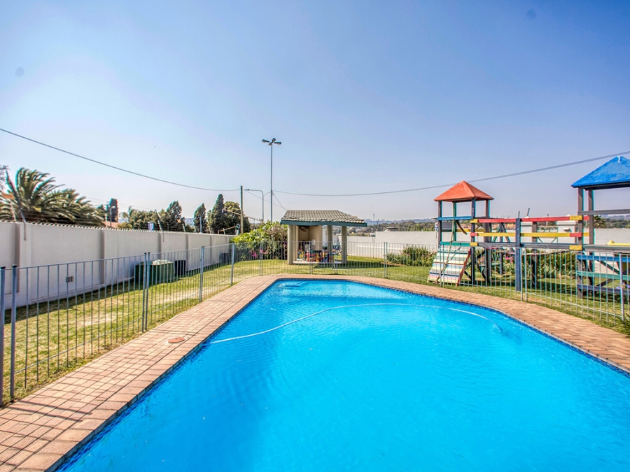 To Let 2 Bedroom Property for Rent in Victory Park Gauteng