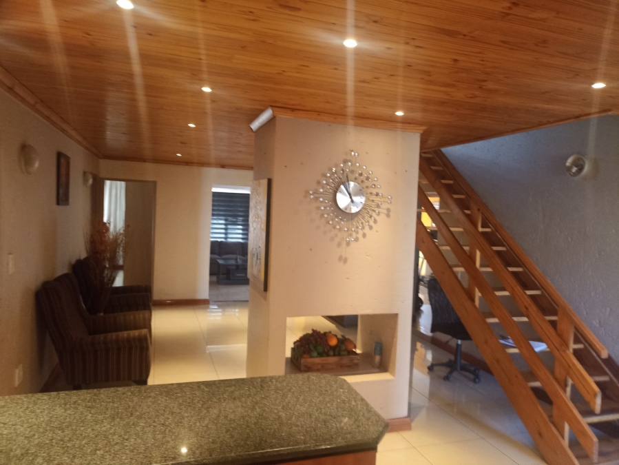 4 Bedroom Property for Sale in Sonneveld Gauteng
