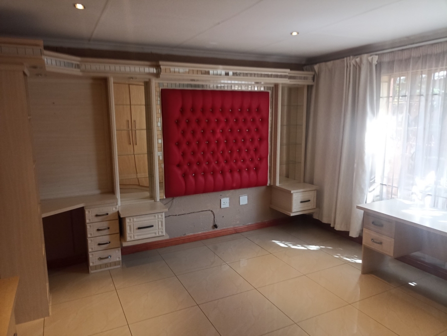4 Bedroom Property for Sale in Sonneveld Gauteng