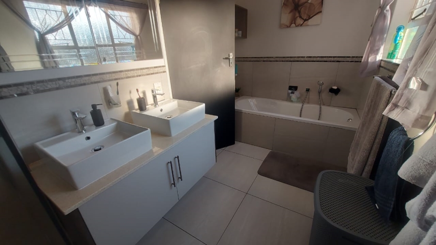 3 Bedroom Property for Sale in Rynfield Gauteng