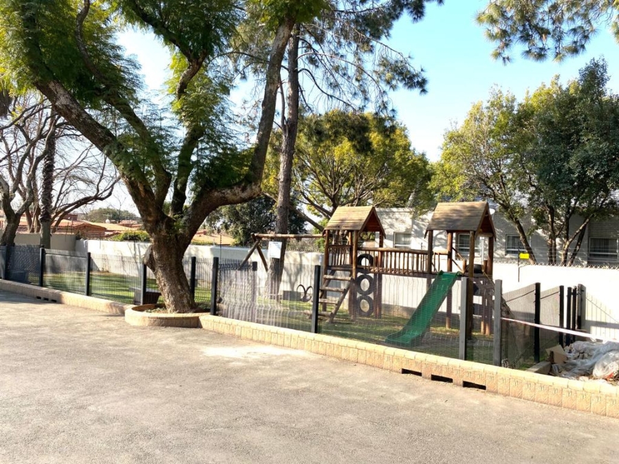 To Let 2 Bedroom Property for Rent in Sandown Gauteng