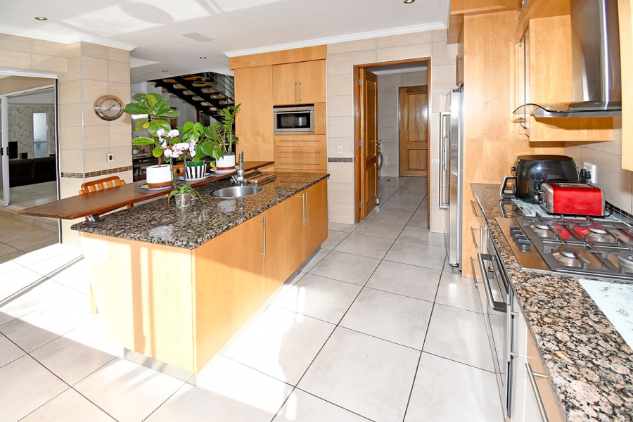 To Let 4 Bedroom Property for Rent in Beverley Gauteng