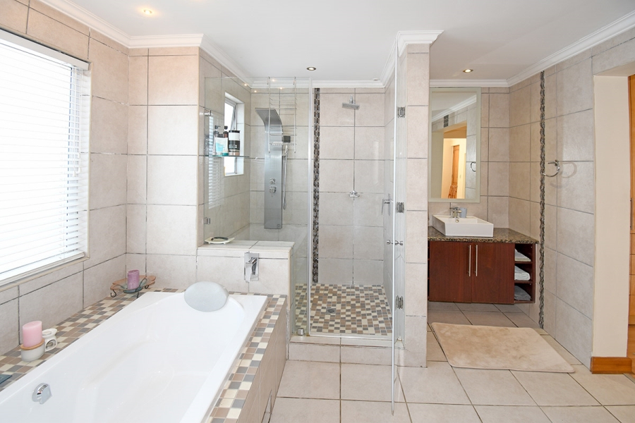 To Let 4 Bedroom Property for Rent in Beverley Gauteng