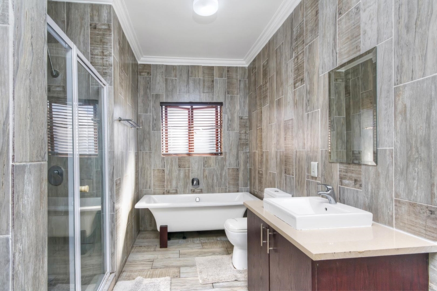 3 Bedroom Property for Sale in Crowthorne AH Gauteng