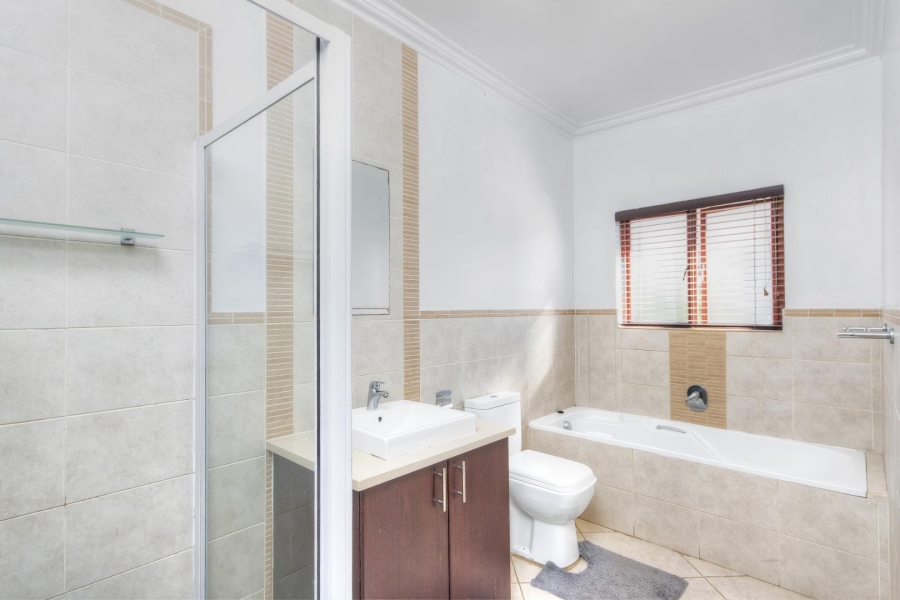 3 Bedroom Property for Sale in Crowthorne AH Gauteng