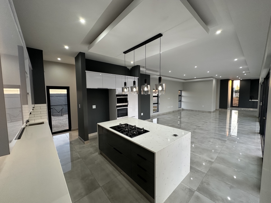 5 Bedroom Property for Sale in Midstream Heights Gauteng
