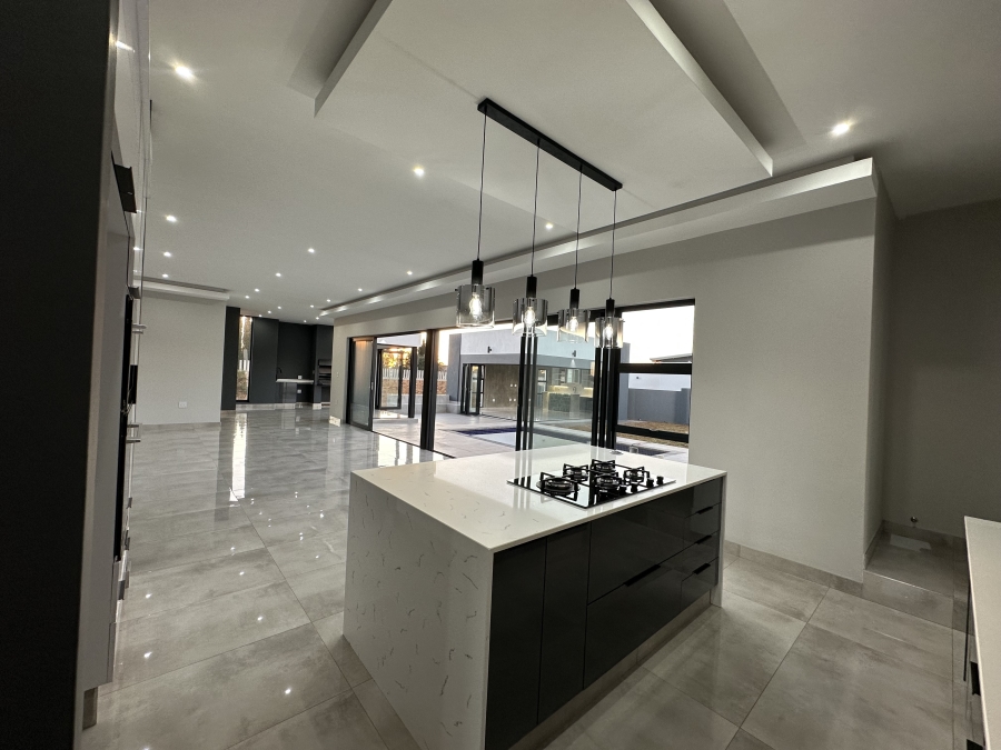 5 Bedroom Property for Sale in Midstream Heights Gauteng