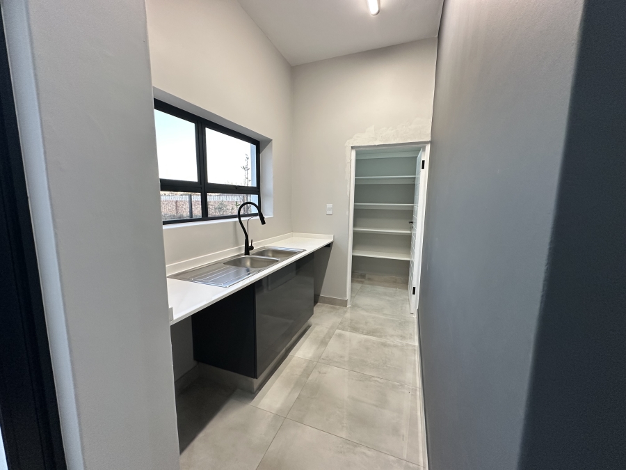 5 Bedroom Property for Sale in Midstream Heights Gauteng