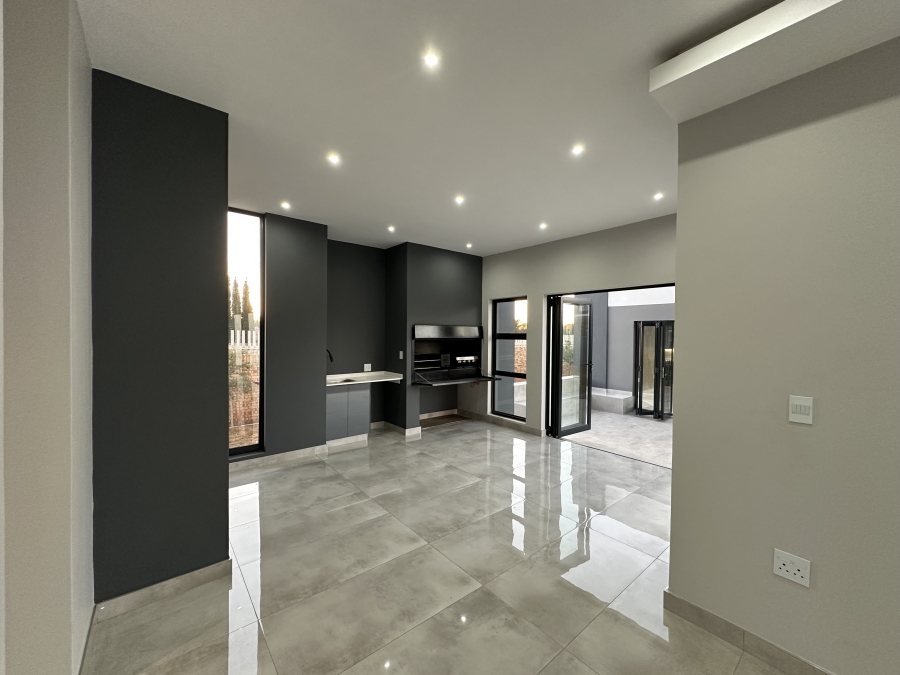 5 Bedroom Property for Sale in Midstream Heights Gauteng