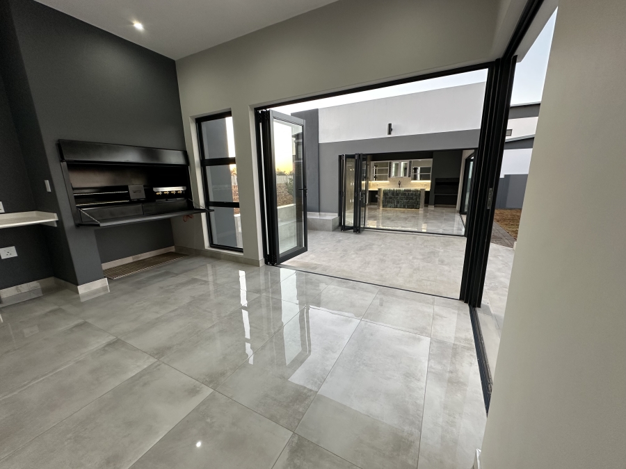 5 Bedroom Property for Sale in Midstream Heights Gauteng