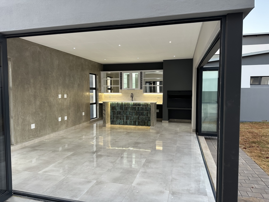 5 Bedroom Property for Sale in Midstream Heights Gauteng
