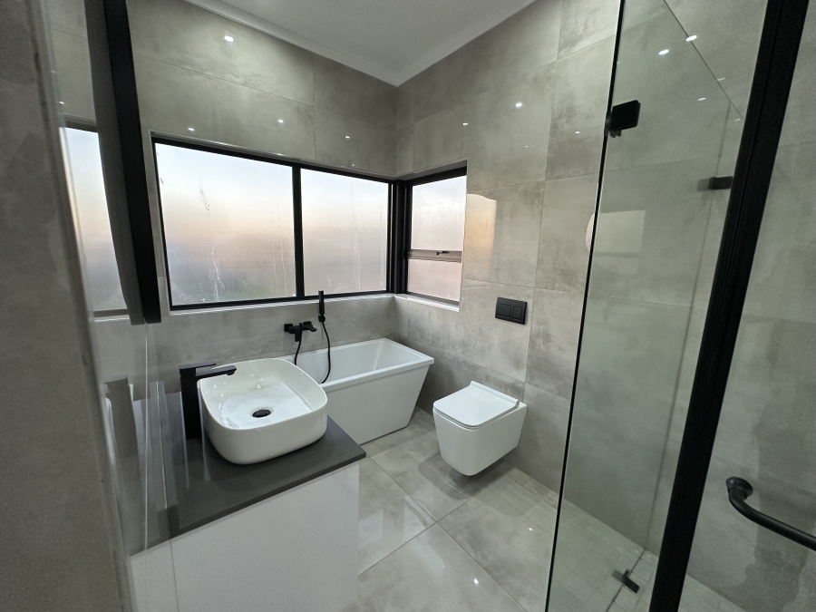 5 Bedroom Property for Sale in Midstream Heights Gauteng