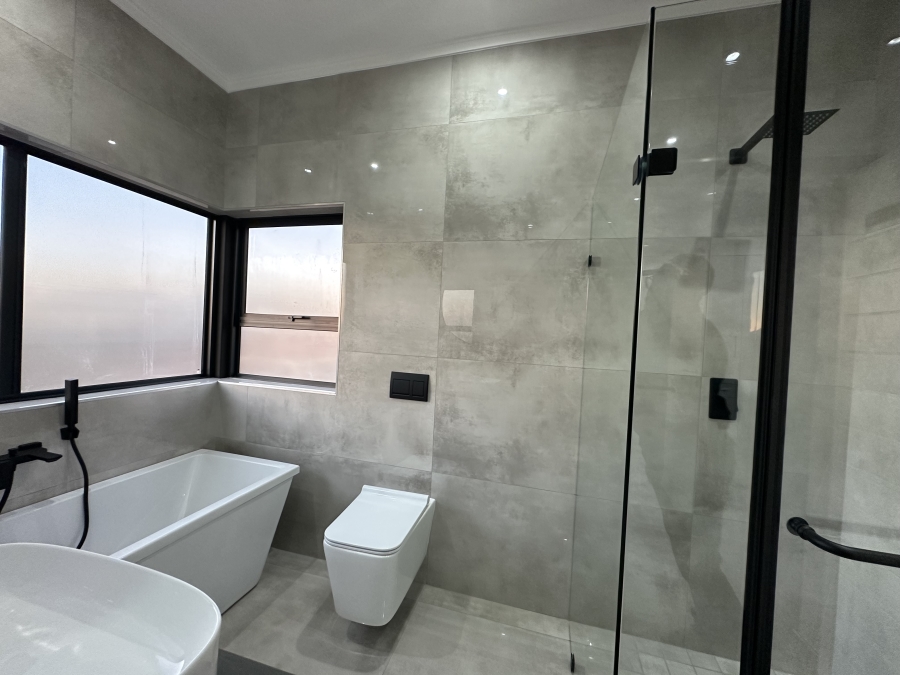 5 Bedroom Property for Sale in Midstream Heights Gauteng