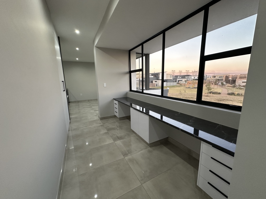 5 Bedroom Property for Sale in Midstream Heights Gauteng