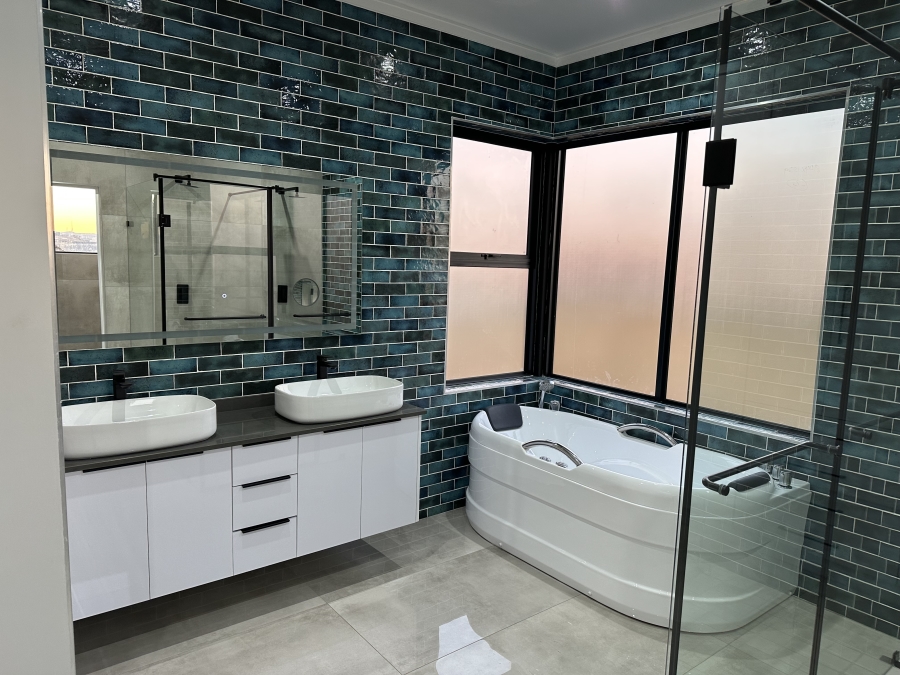 5 Bedroom Property for Sale in Midstream Heights Gauteng