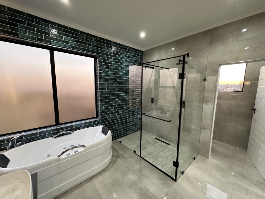 5 Bedroom Property for Sale in Midstream Heights Gauteng