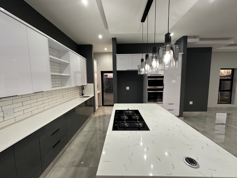 5 Bedroom Property for Sale in Midstream Heights Gauteng