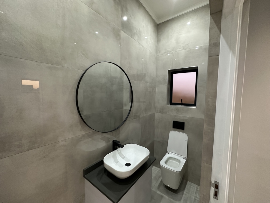 5 Bedroom Property for Sale in Midstream Heights Gauteng