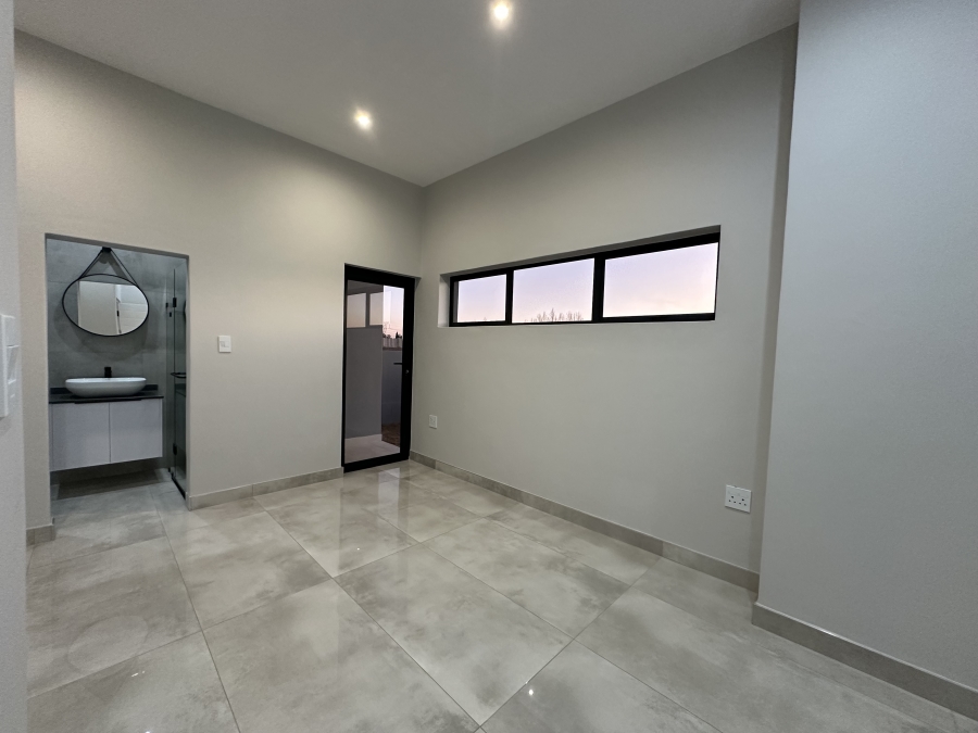 5 Bedroom Property for Sale in Midstream Heights Gauteng