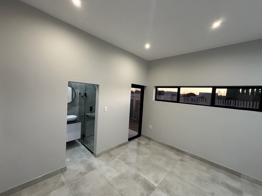 5 Bedroom Property for Sale in Midstream Heights Gauteng