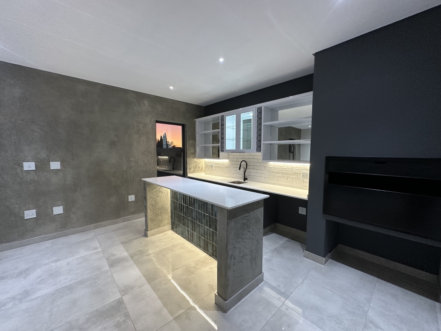5 Bedroom Property for Sale in Midstream Heights Gauteng