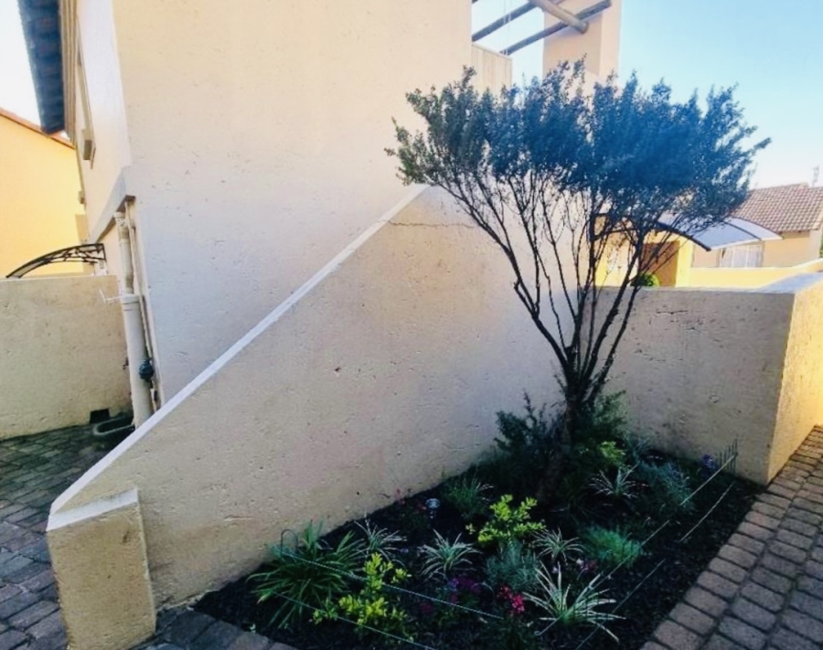 1 Bedroom Property for Sale in La Montagne Gauteng