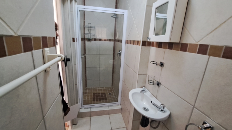 To Let 1 Bedroom Property for Rent in Roodekrans Gauteng