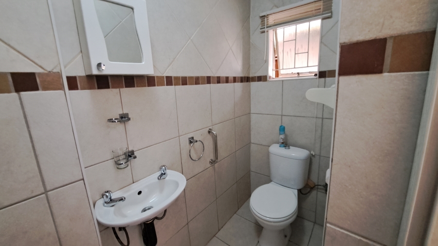 To Let 1 Bedroom Property for Rent in Roodekrans Gauteng