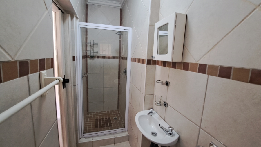 To Let 1 Bedroom Property for Rent in Roodekrans Gauteng