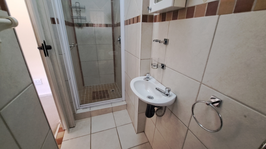 To Let 1 Bedroom Property for Rent in Roodekrans Gauteng